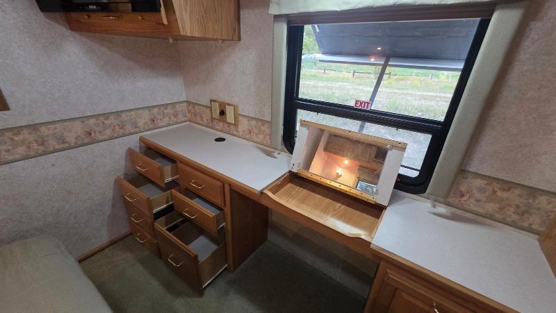 Winnebago Adventurer  2001