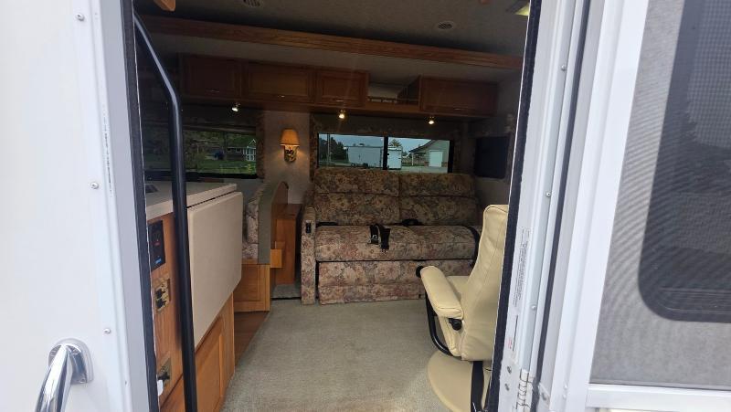 Winnebago Adventurer  2001