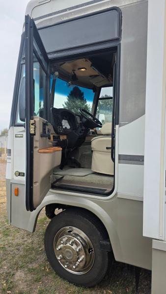Winnebago Adventurer  2001