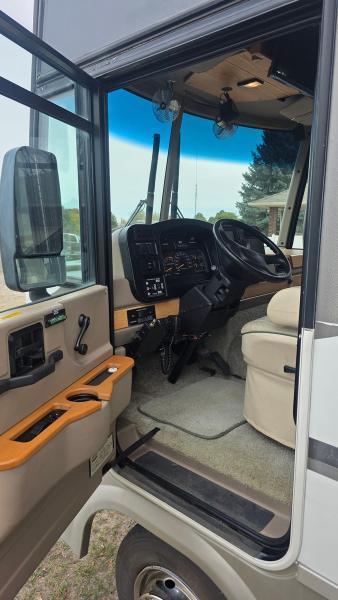Winnebago Adventurer  2001