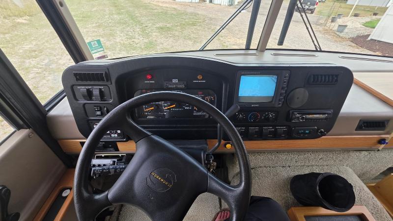 Winnebago Adventurer  2001
