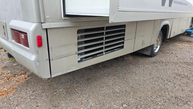 Winnebago Adventurer  2001