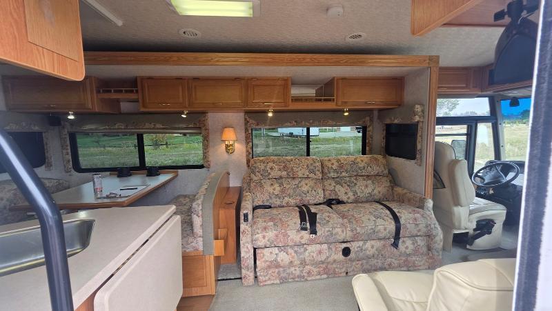 Winnebago Adventurer  2001