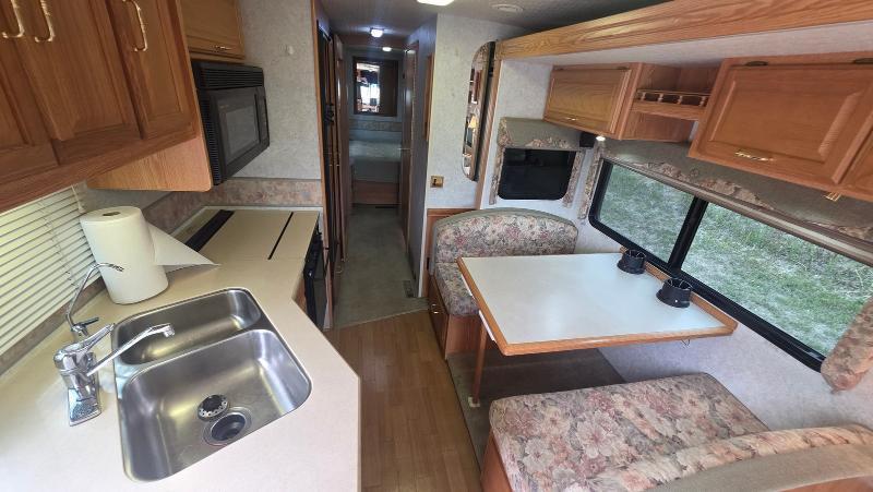Winnebago Adventurer  2001