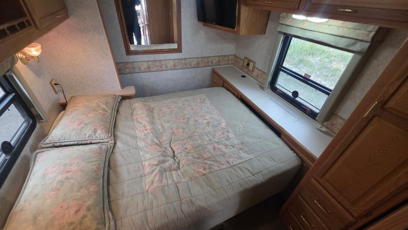 Winnebago Adventurer  2001