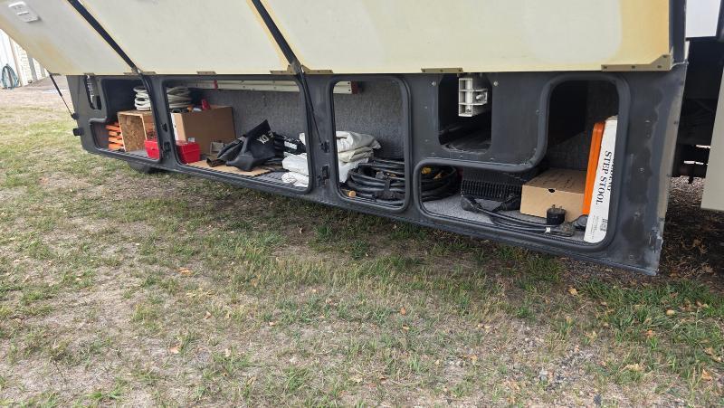 Winnebago Adventurer  2001