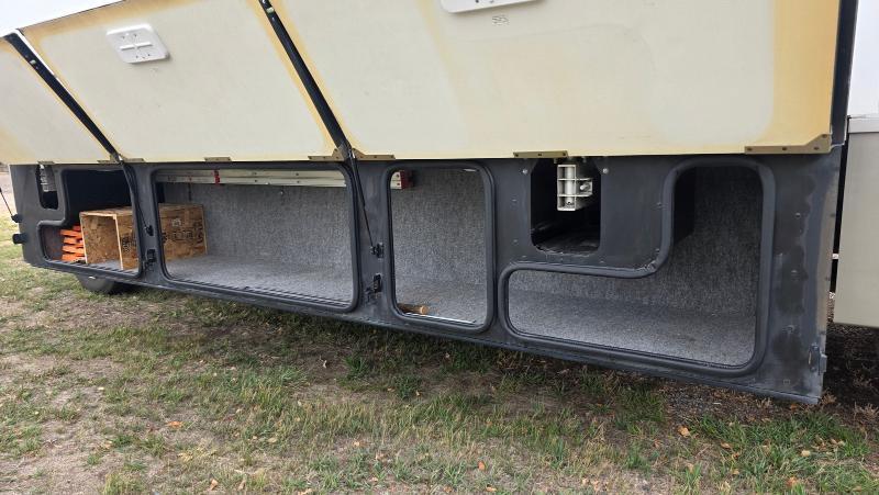 Winnebago Adventurer  2001