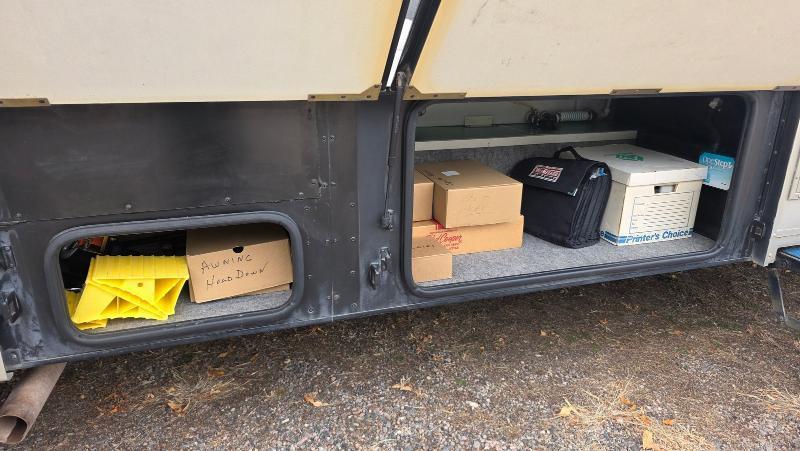 Winnebago Adventurer  2001