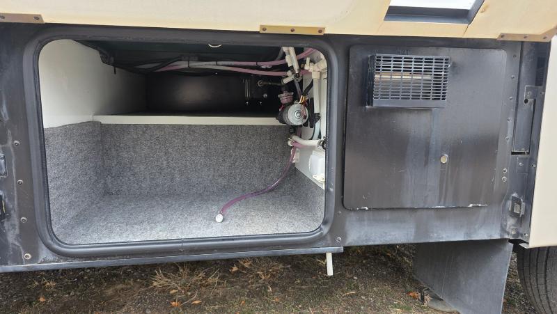 Winnebago Adventurer  2001