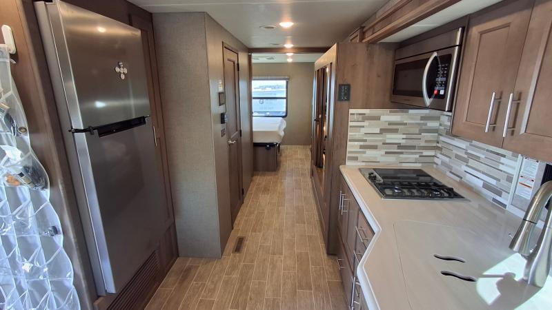 Thor Motor Coach Miramar  2022