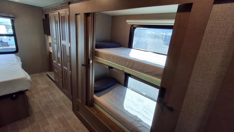 Thor Motor Coach Miramar  2022