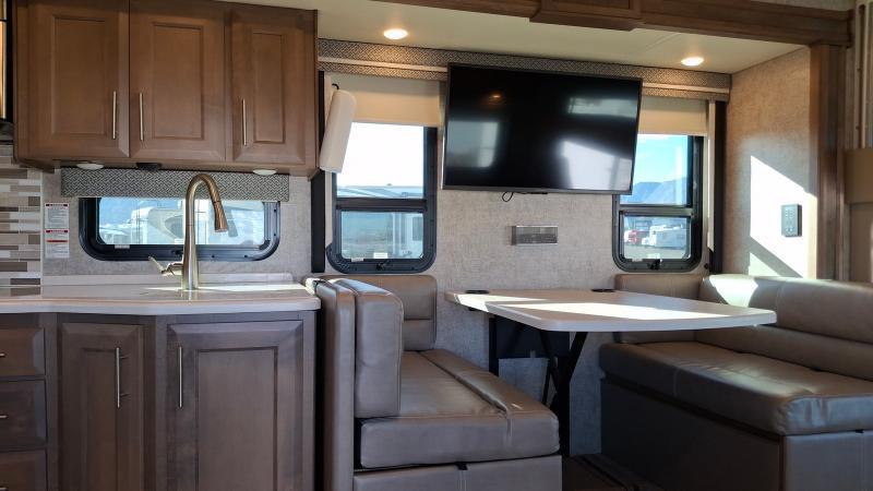 Thor Motor Coach Miramar  2022