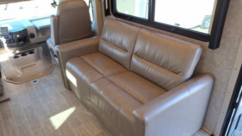 Thor Motor Coach Miramar  2022