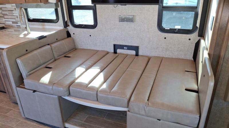 Thor Motor Coach Miramar  2022