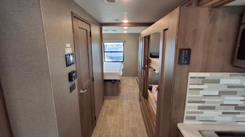 Thor Motor Coach Miramar  2022