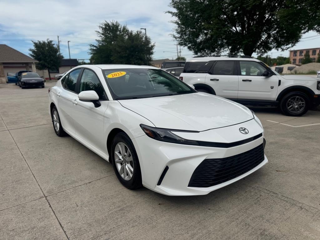 Toyota Camry Hybrid XLE 2025