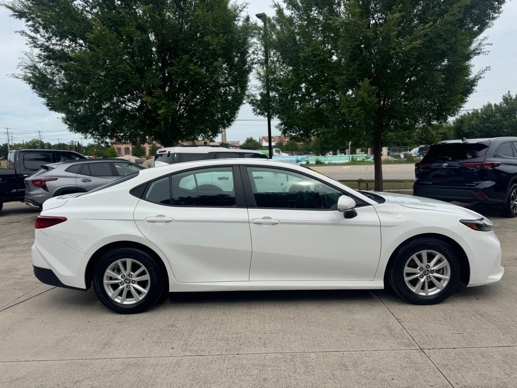 Toyota Camry Hybrid XLE 2025