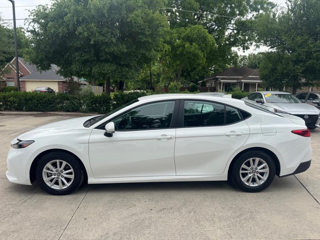 Toyota Camry Hybrid XLE 2025