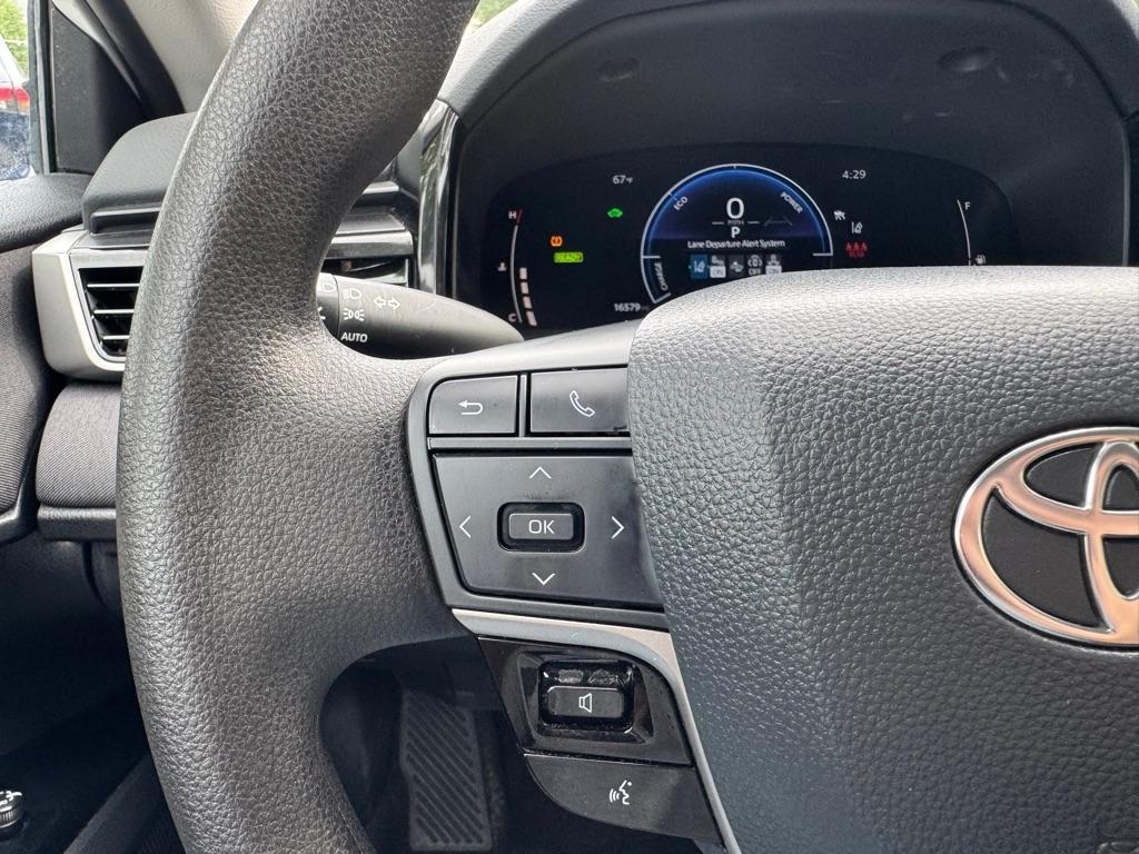 Toyota Camry Hybrid XLE 2025