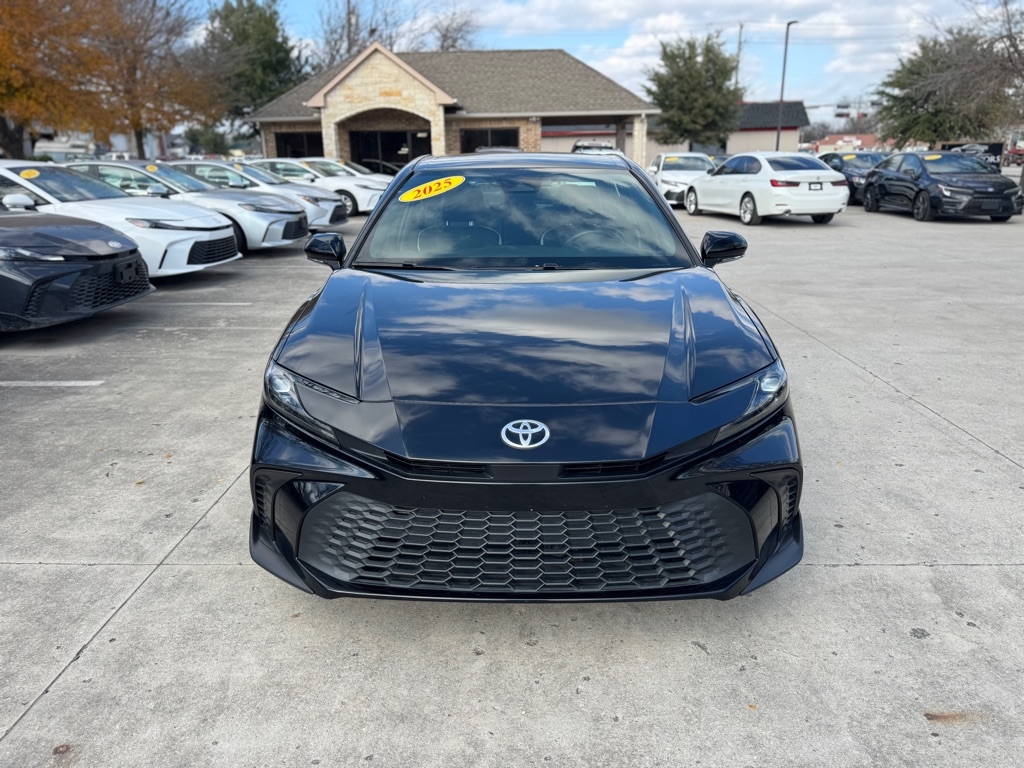 Toyota Camry Hybrid XLE 2025