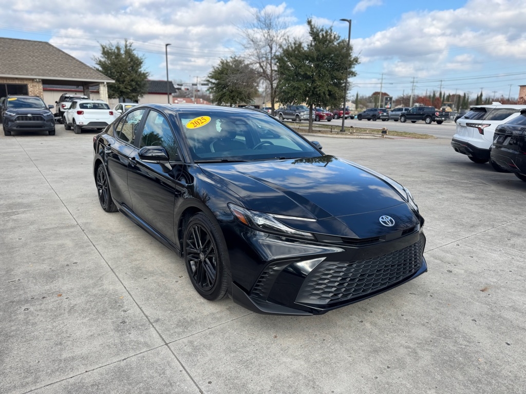 Toyota Camry Hybrid XLE 2025