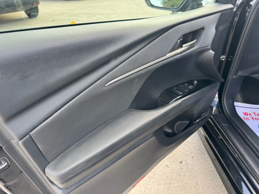 Toyota Camry Hybrid XLE 2025