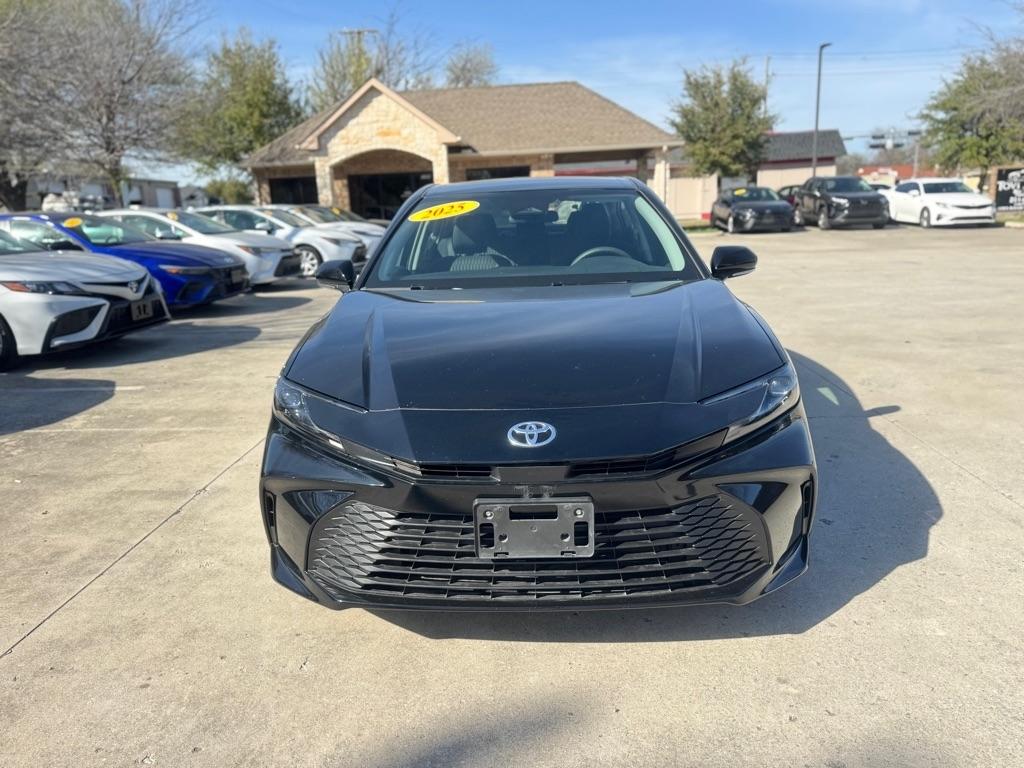 Toyota Camry Hybrid XLE 2025