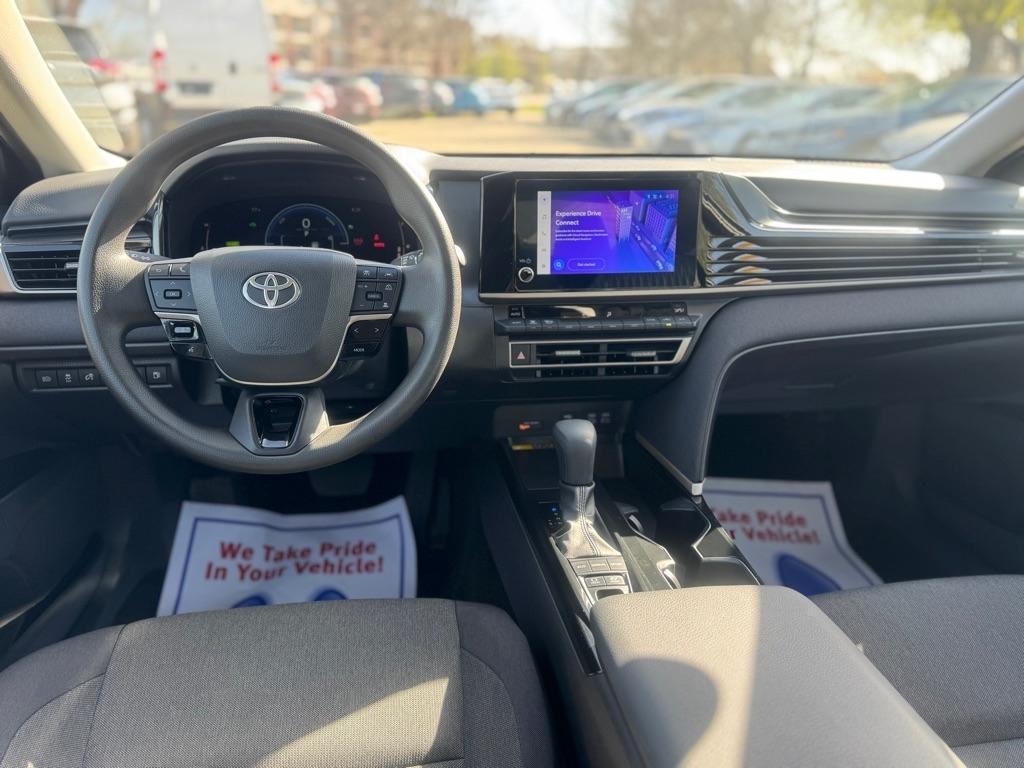 Toyota Camry Hybrid XLE 2025