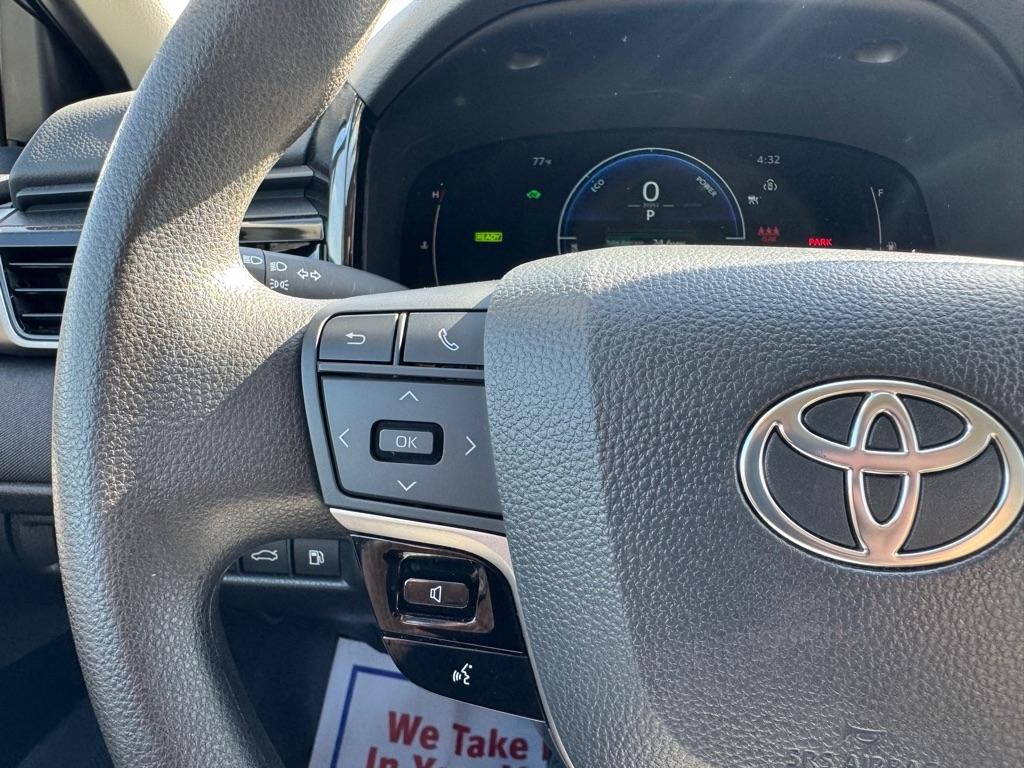 Toyota Camry Hybrid XLE 2025