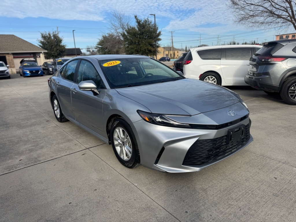 Toyota Camry Hybrid XLE 2025