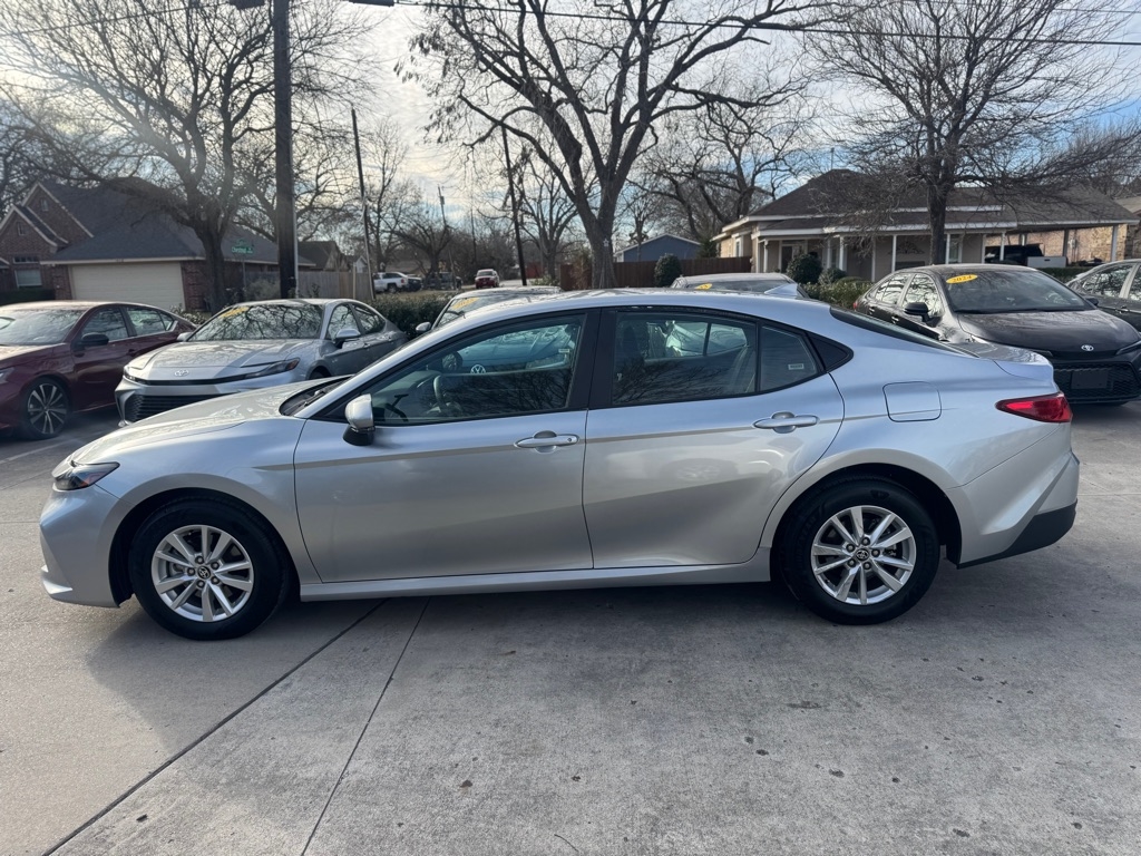 Toyota Camry Hybrid XLE 2025