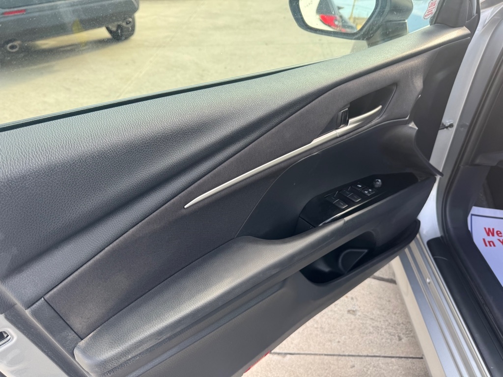 Toyota Camry Hybrid XLE 2025