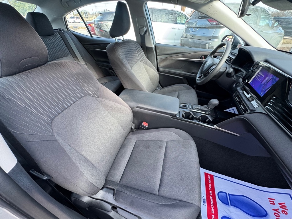 Toyota Camry Hybrid XLE 2025