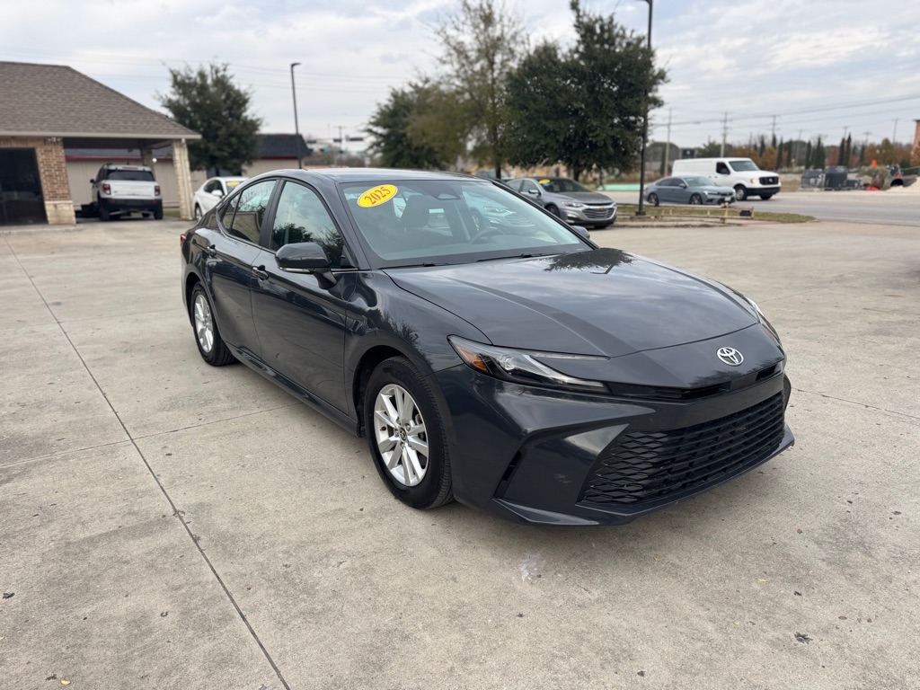 Toyota Camry Hybrid XLE 2025