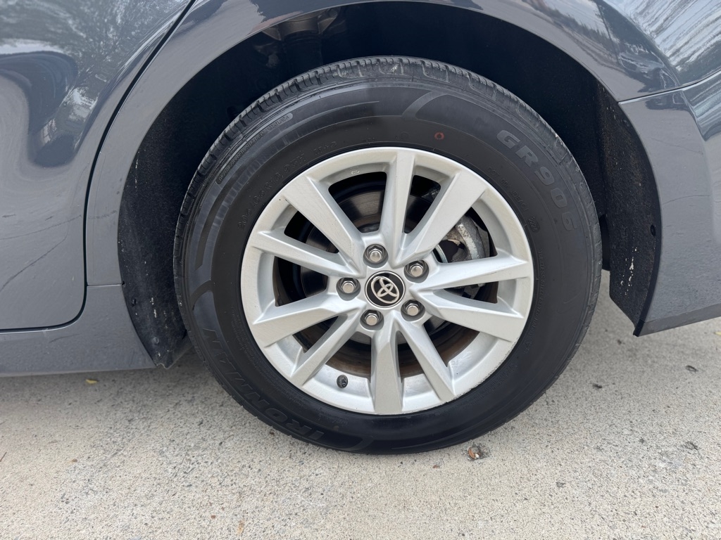 Toyota Camry Hybrid XLE 2025