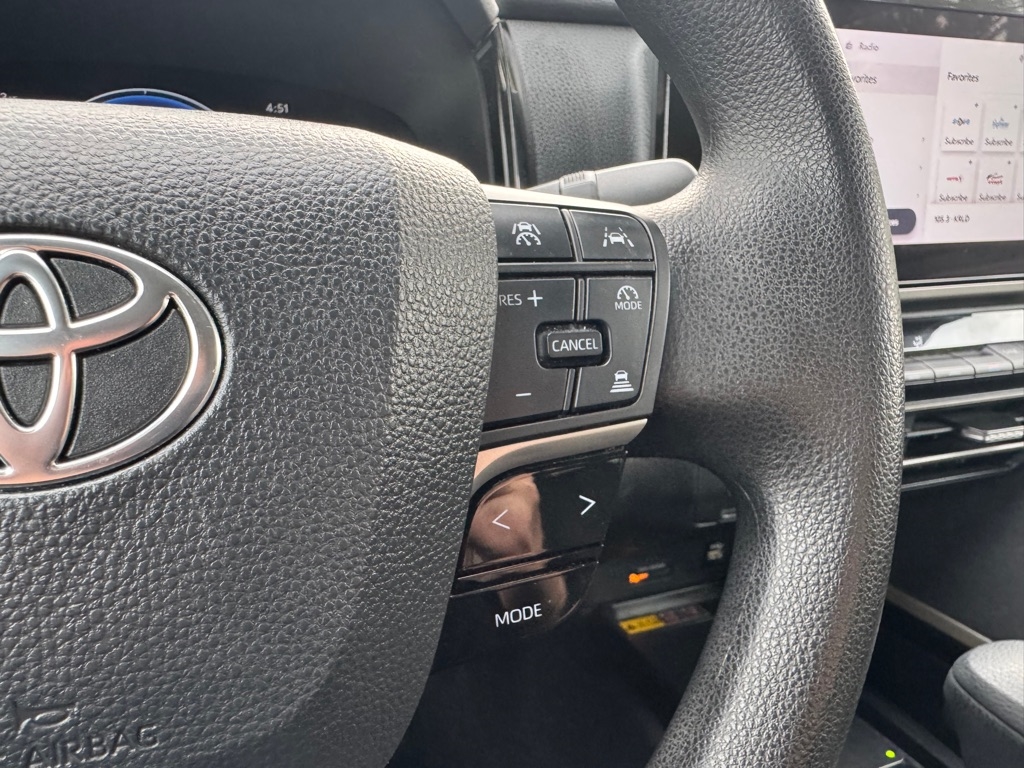 Toyota Camry Hybrid XLE 2025