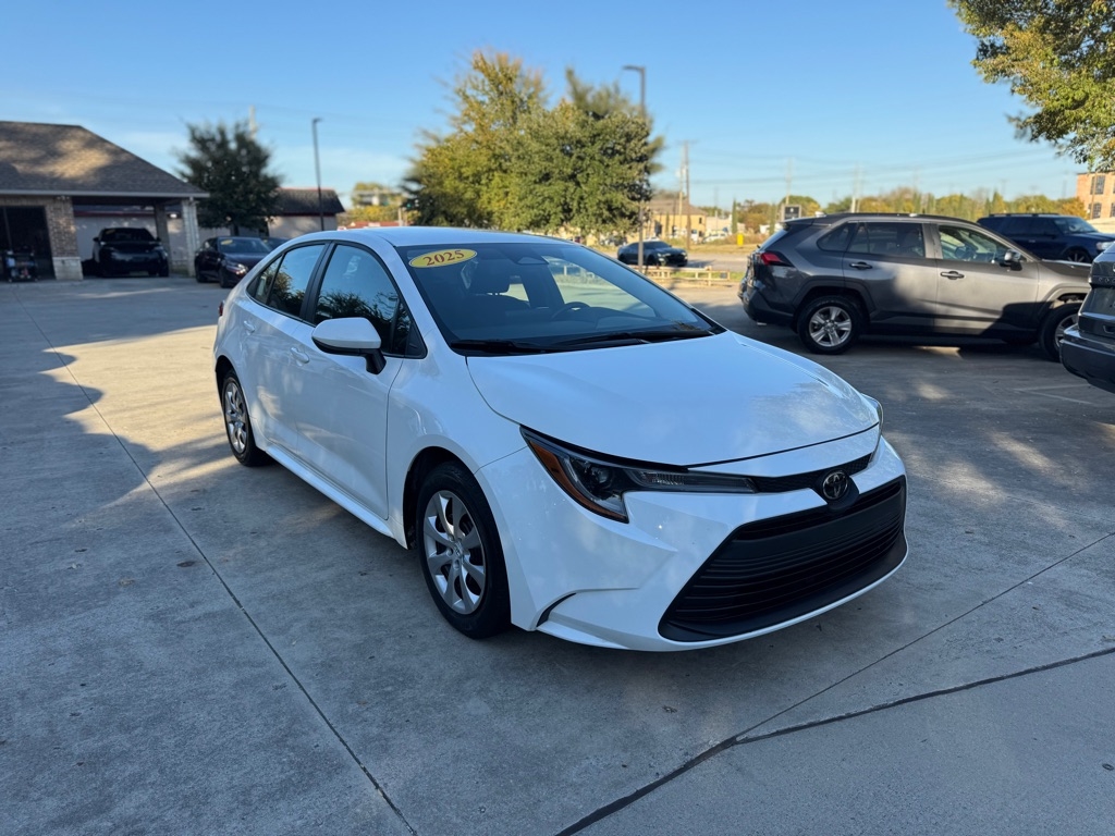 2025 Toyota Corolla LE photo 2