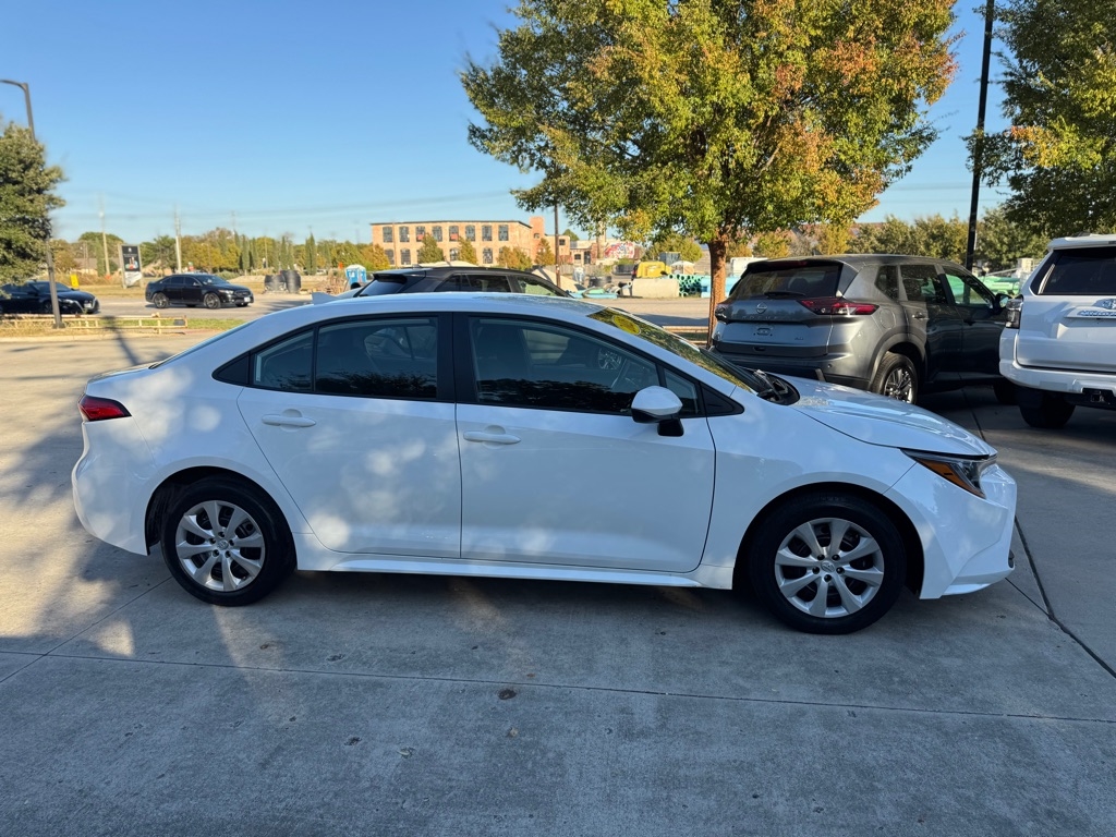 2025 Toyota Corolla LE photo 3