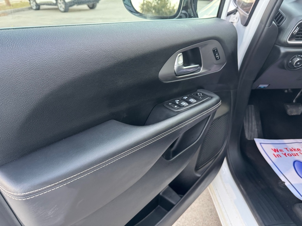 Chrysler Pacifica Select 2025