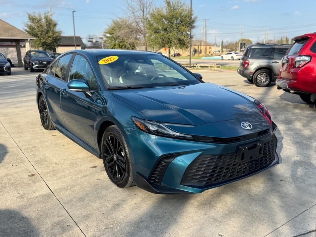 Toyota Camry Hybrid XLE 2025