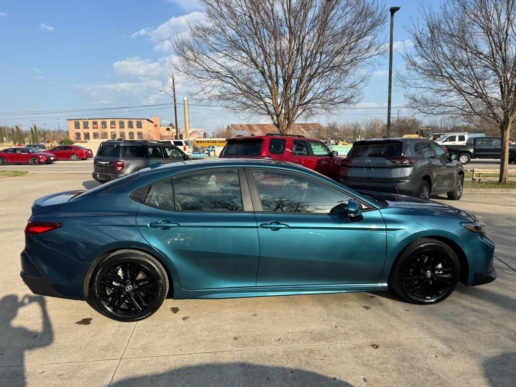 Toyota Camry Hybrid XLE 2025