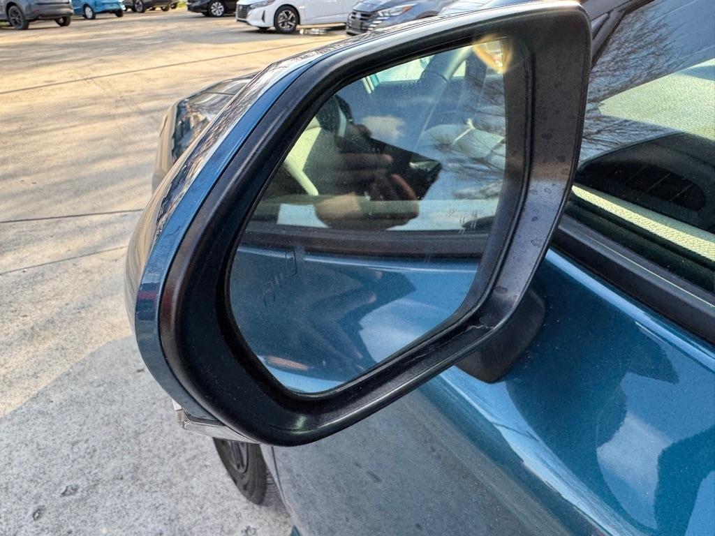 Toyota Camry Hybrid XLE 2025