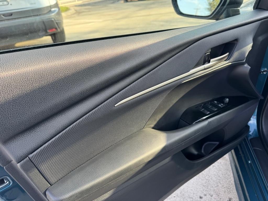 Toyota Camry Hybrid XLE 2025