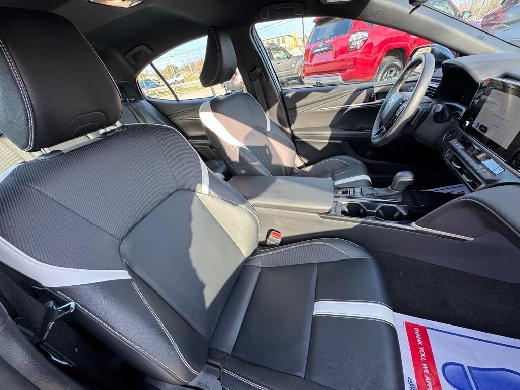 Toyota Camry Hybrid XLE 2025