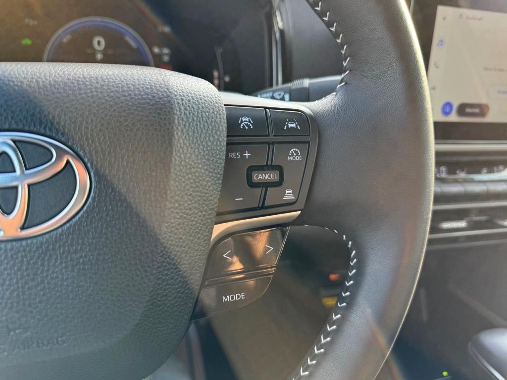 Toyota Camry Hybrid XLE 2025