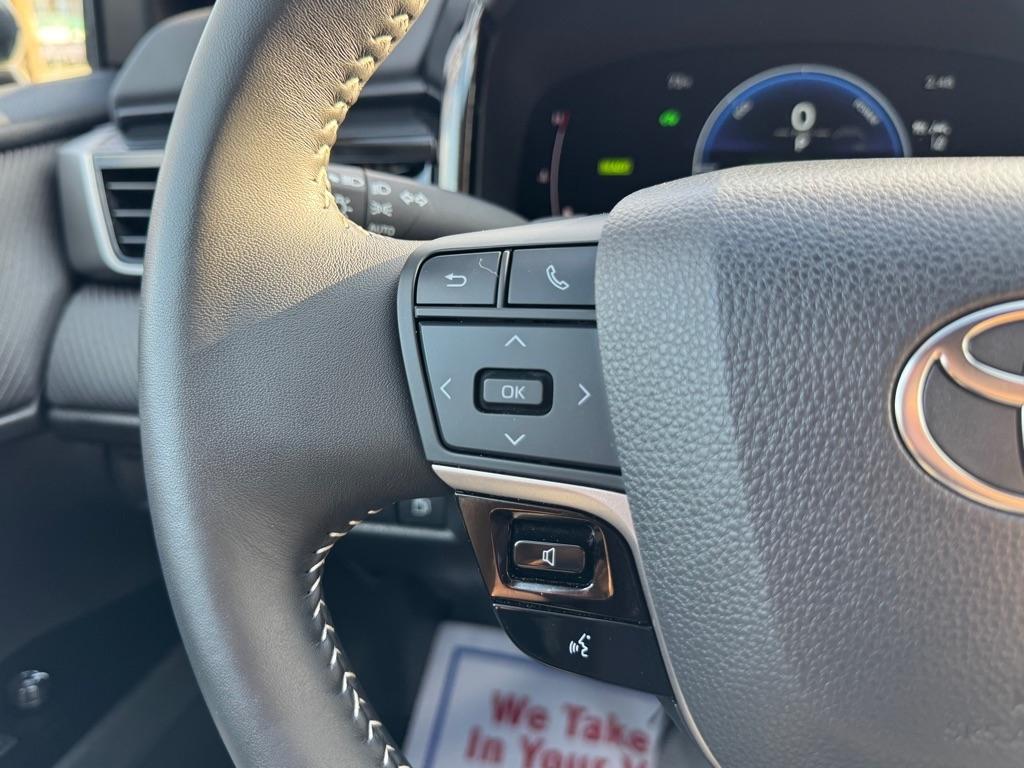 Toyota Camry Hybrid XLE 2025