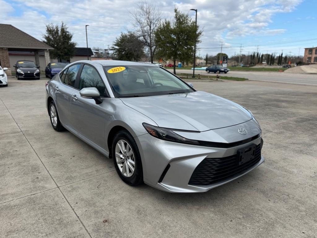 Toyota Camry Hybrid XLE 2025
