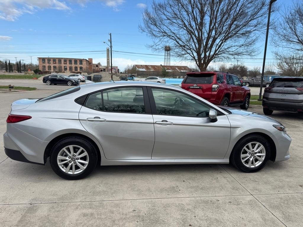 Toyota Camry Hybrid XLE 2025