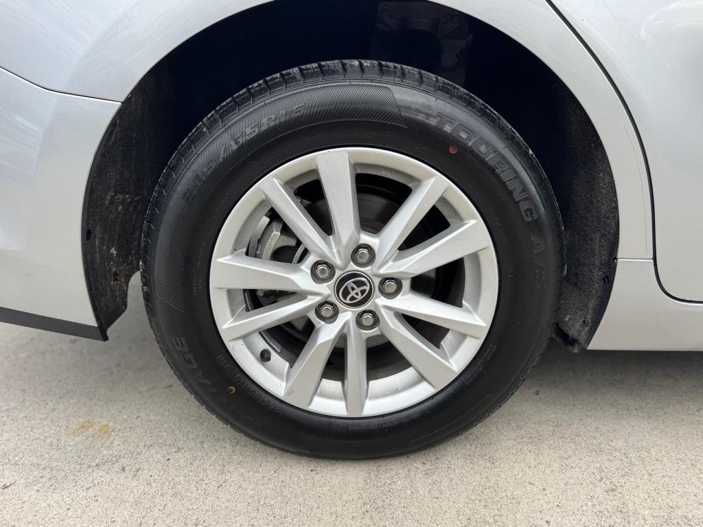 Toyota Camry Hybrid XLE 2025