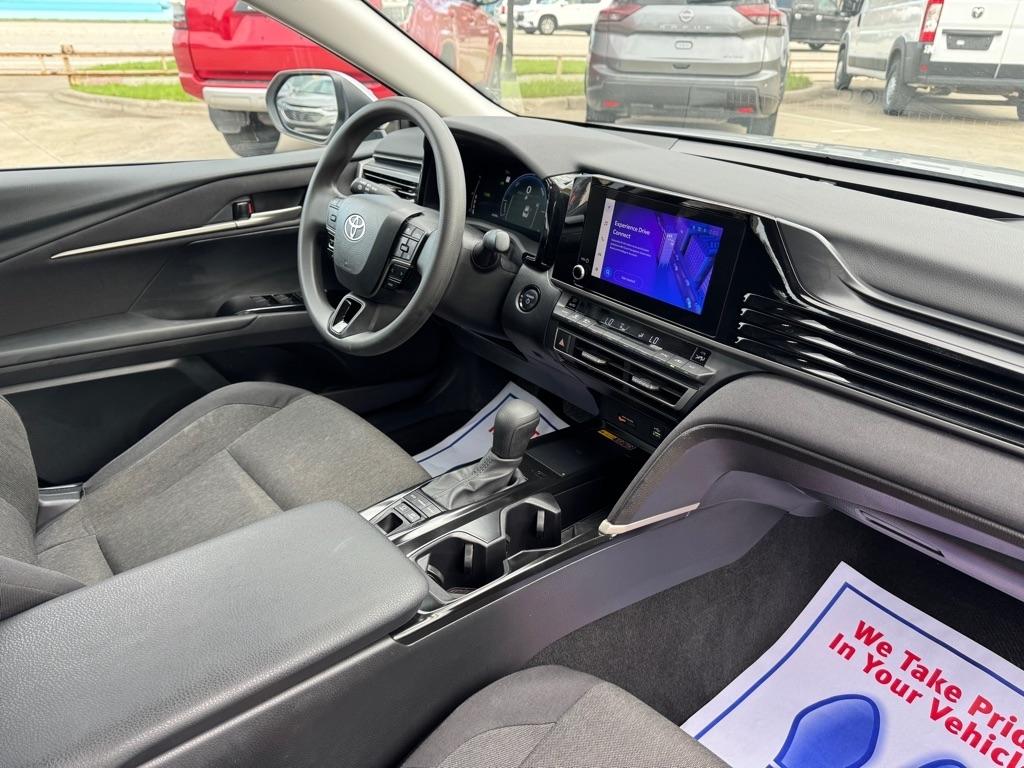 Toyota Camry Hybrid XLE 2025